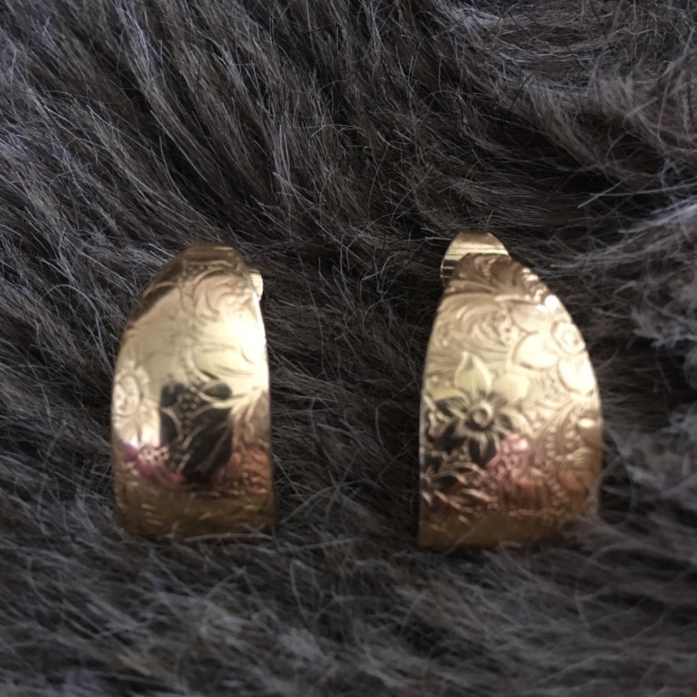 Vintage gold tone textured design clip earrings